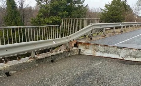 Прекращено движение по мосту через реку Молома в Котельничском районе Кировской области